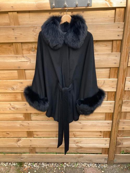 Harrods of London cape / jas 100% cashmere zwart NIEUW, Kleding | Dames, Jassen | Winter, Zo goed als nieuw, Maat 38/40 (M), Zwart