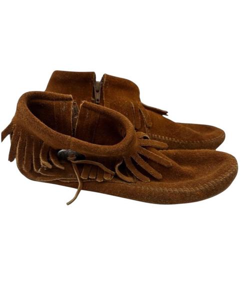 Minnetonka enkellaarzen 38, Kleding | Dames, Schoenen, Zo goed als nieuw, Bruin, Ophalen of Verzenden