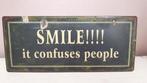 Emaillen metalen bord plaat 'Smile!!!! it confuses people', Verzenden, Gebruikt, Reclamebord