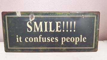 Emaillen metalen bord plaat 'Smile!!!! it confuses people' beschikbaar voor biedingen