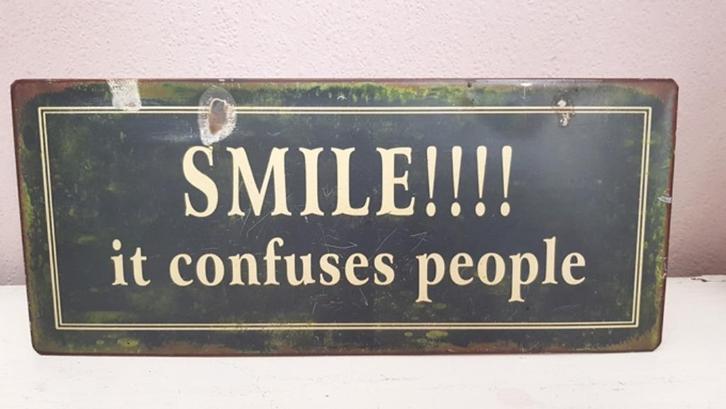 Emaillen metalen bord plaat 'Smile!!!! it confuses people', Verzamelen, Merken en Reclamevoorwerpen, Gebruikt, Reclamebord, Verzenden