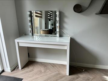 Ikea Malm Toilettafel met Spiegel en Ledsjo Bollampen beschikbaar voor biedingen