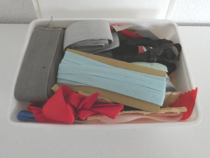 Bakje vol met linten, biaisband, Hobby en Vrije tijd, Naaien en Fournituren, Gebruikt, Lint, Band of Elastiek, Ophalen of Verzenden