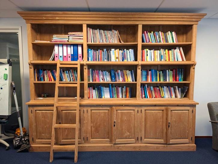 Grote teak houten boeken kast, deuren en planken., Huis en Inrichting, Kasten | Boekenkasten, Gebruikt, 200 cm of meer, 200 cm of meer