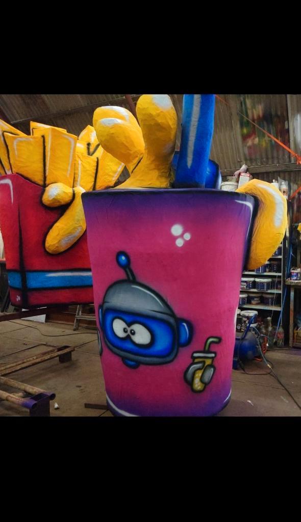 Milkshake • Carnaval • Thema versiering, Hobby en Vrije tijd, Feestartikelen | Verhuur, Zo goed als nieuw, Carnaval, Ophalen