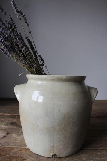 Oude Franse brocante grespot Nr.8 *Pronck & Praal* beschikbaar voor biedingen