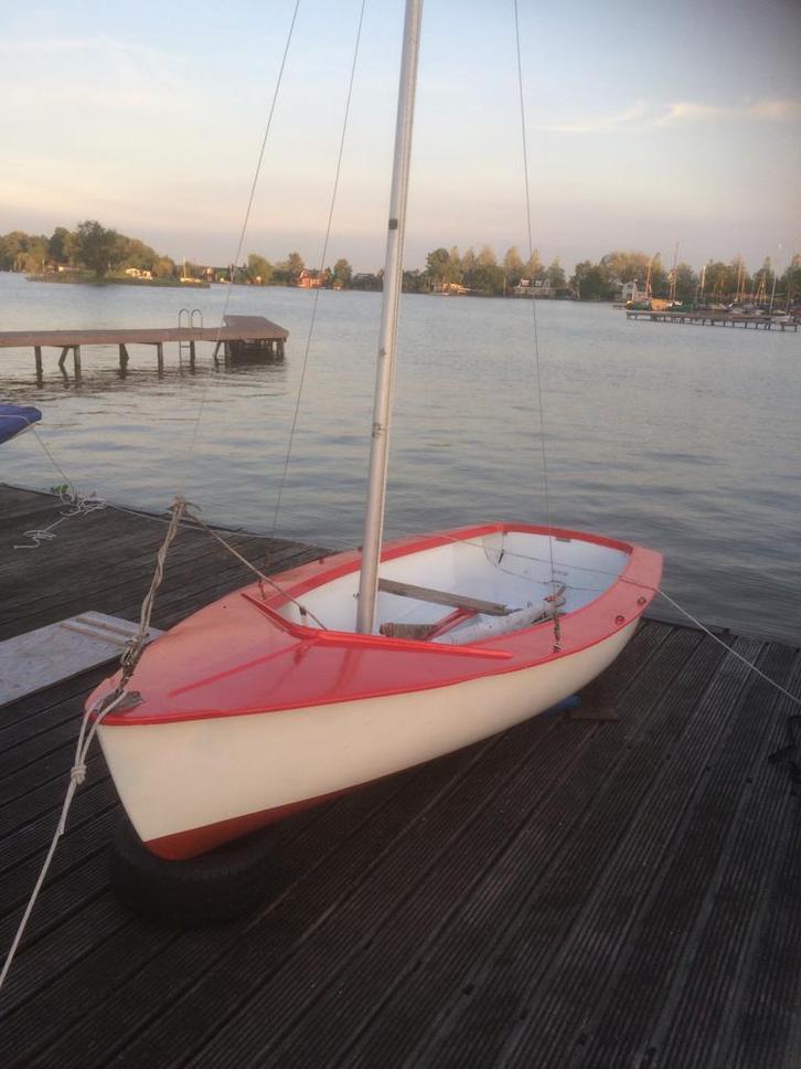 Flying junior rood wit, Watersport en Boten, Open zeilboten, Gebruikt, Overige typen, 3 tot 6 meter, Polyester, Geen motor, Overige brandstoffen