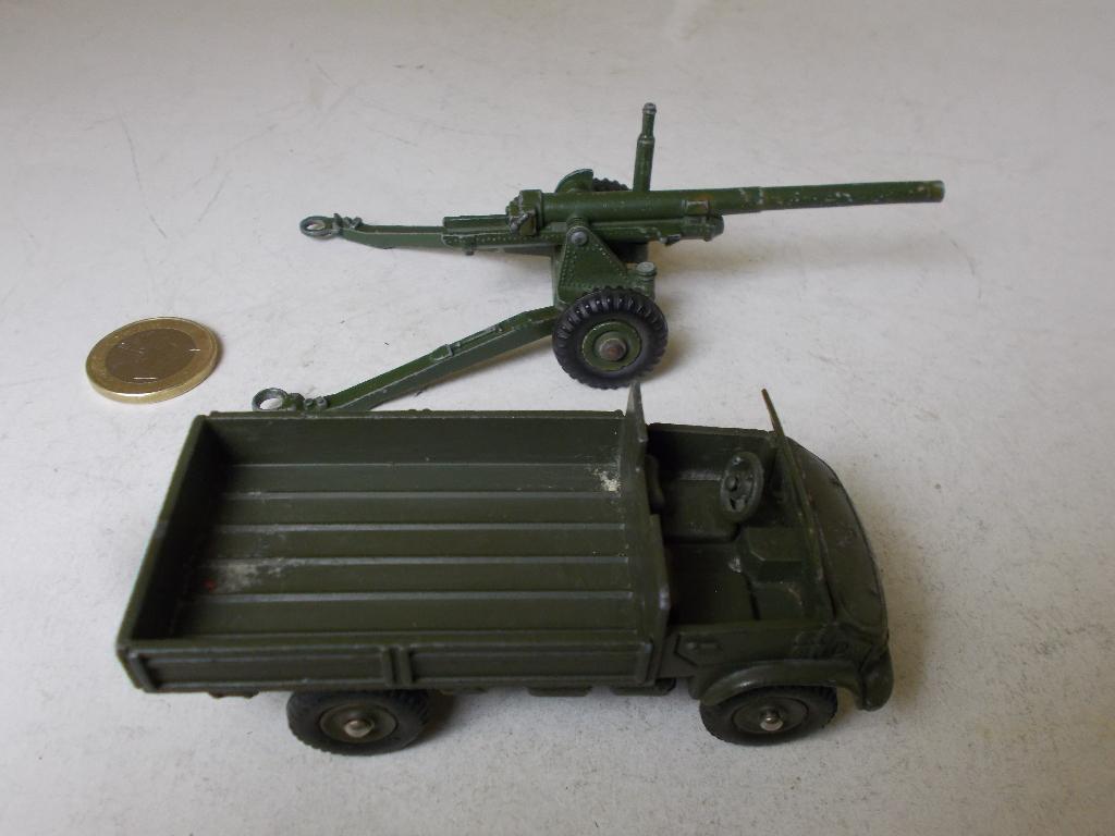 1961 Dinky Toys 821 MERCEDES UNIMOG + 1955 DT 692 MEDIUM GUN, Ophalen of Verzenden, Gebruikt, Bus of Vrachtwagen, Dinky Toys