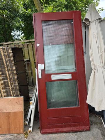 Houten Buitendeur met Glas en Brievenbus beschikbaar voor biedingen