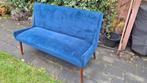 Donkerblauwe bank met houten poten, Antiek en Kunst, Antiek | Meubels | Stoelen en Banken, Ophalen