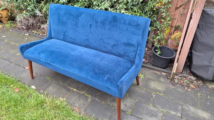 Donkerblauwe bank met houten poten, Antiek en Kunst, Antiek | Meubels | Stoelen en Banken, Ophalen