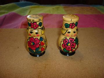 Vintage USSR handbeschilderde houten zout en peperpotjes beschikbaar voor biedingen