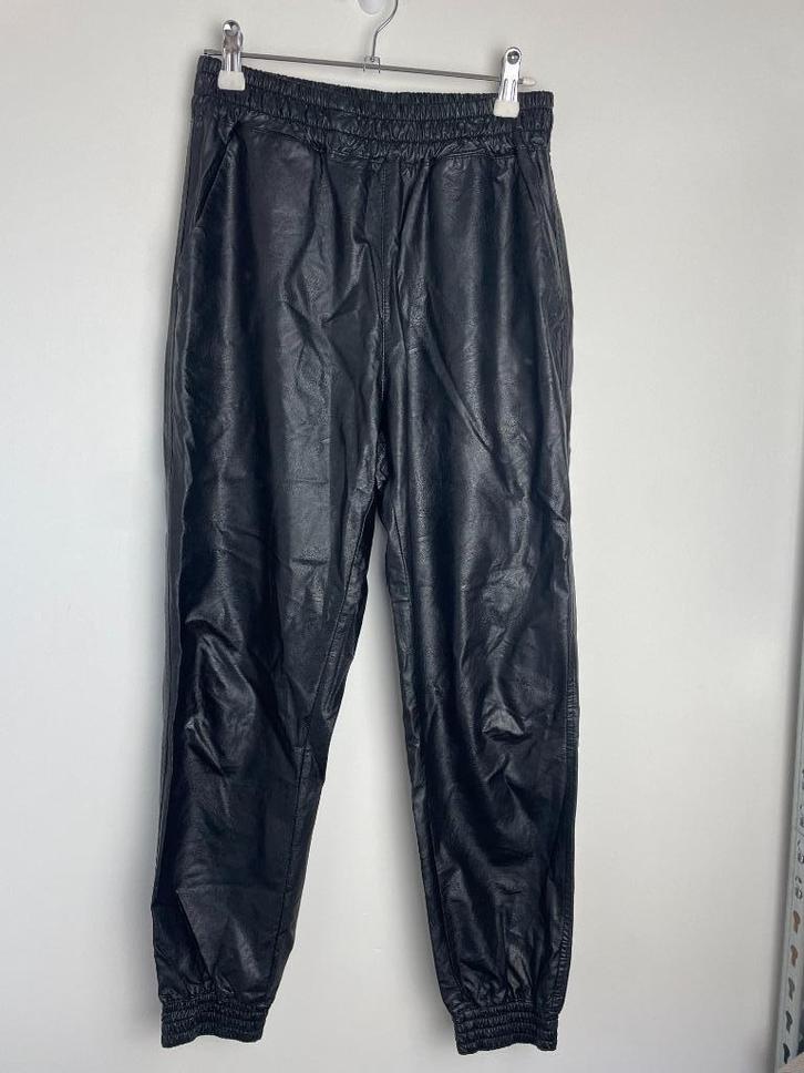 Rinascimento zwarte jogger broek imitatieleer maat S, Kleding | Dames, Broeken en Pantalons, Zo goed als nieuw, Maat 38/40 (M)