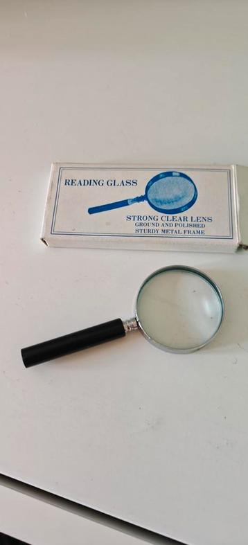 Vergrootglas loep vintage retro uit oude school  beschikbaar voor biedingen