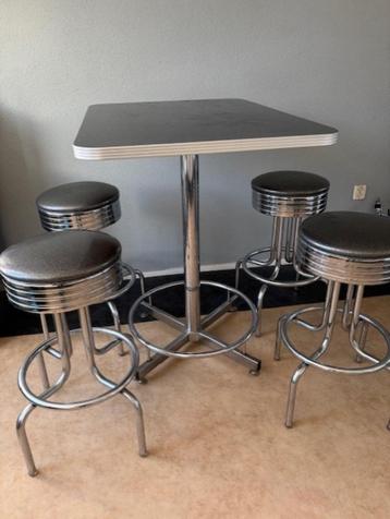 Fifties tafel met barkrukken beschikbaar voor biedingen