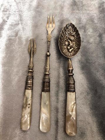 Antiek zilveren bestekdelen met parelmoer heften