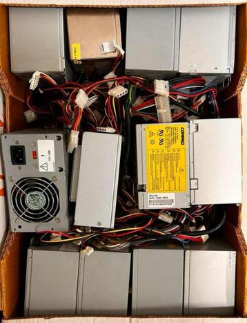 Doos met diverse “vintage” voedingen, voor diverse PC’s… beschikbaar voor biedingen