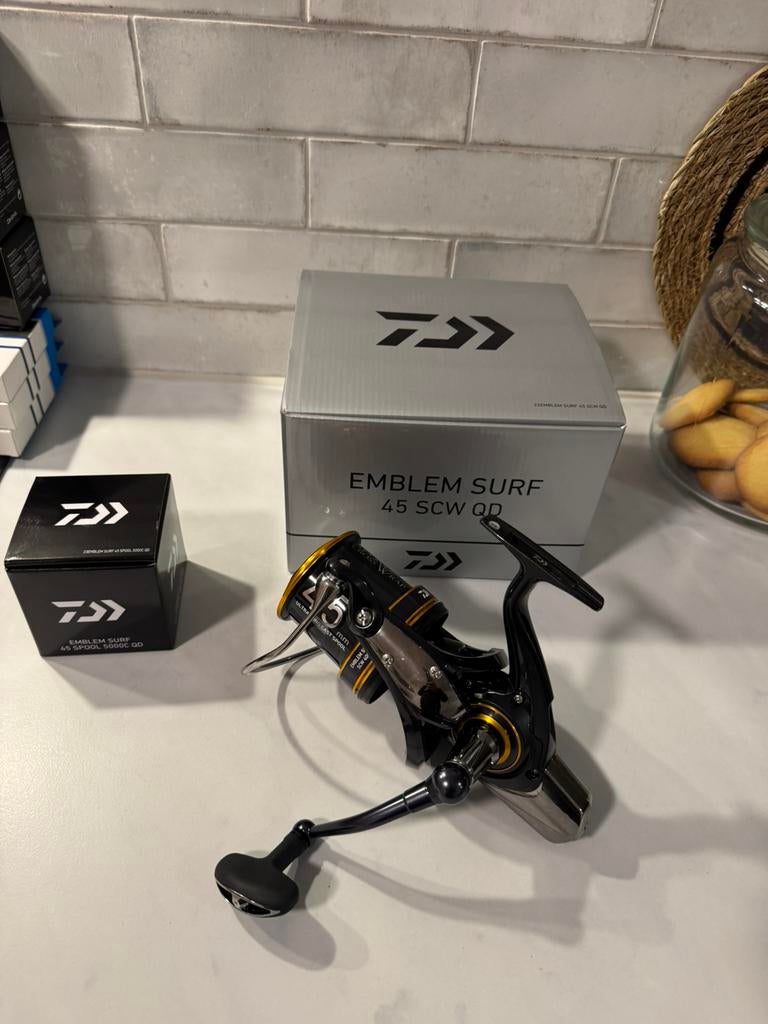 NIEUWE 23 DAIWA EMBLEM SURF 45 SCW QD TOP MOLEN !, Watersport en Boten, Hengelsport | Zeevissen, Nieuw, Molen, Ophalen of Verzenden