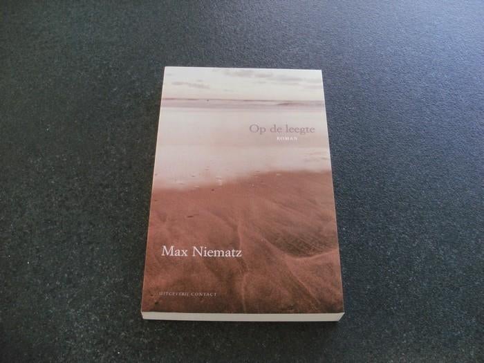 Niematz, Max	Op de leegte, Boeken, Romans, Zo goed als nieuw, Ophalen of Verzenden