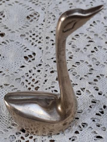 Klein vintage messing zwaantje beschikbaar voor biedingen