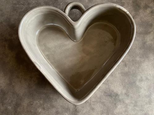 Moederdagtip: Ovenschaal taupe, hartvormig, keramiek *NIEUW*, Huis en Inrichting, Woonaccessoires | Schalen en Manden, Nieuw, Schaal