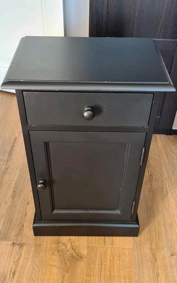 Te koop: zwart nachtkastje beschikbaar voor biedingen