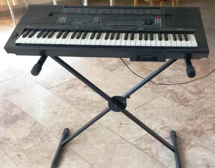 Yamaha keyboard PSR SQ16 met verstelbare standaard., Muziek en Instrumenten, Keyboards, Zo goed als nieuw, 61 toetsen, Yamaha