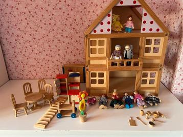 Houten Poppenhuis beschikbaar voor biedingen