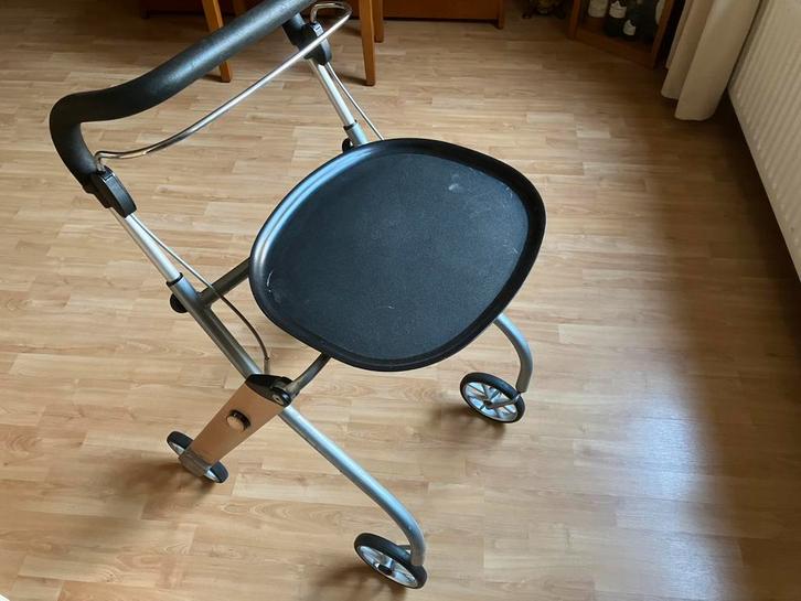 Wendbare Trust Care rollator voor in huis, Diversen, Rollators, Zo goed als nieuw, Ophalen