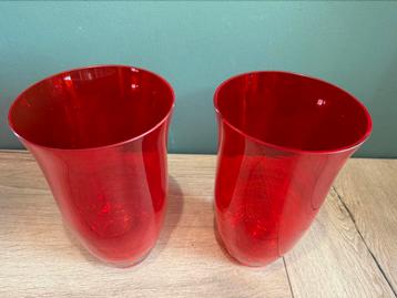 2 grote vazen van rood glas