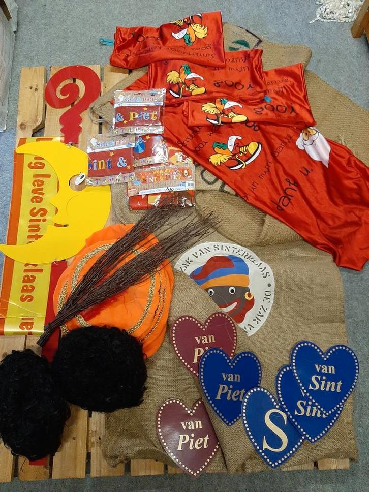 Sinterklaasartikelen-o.a. zakken-pruiken-baretten-roetjes, Diversen, Sinterklaas, Zo goed als nieuw, Ophalen of Verzenden