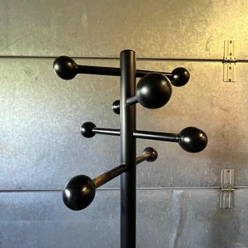 OPRUIMING  staande zwarte kapstok houten bollen jaren 60 70 beschikbaar voor biedingen