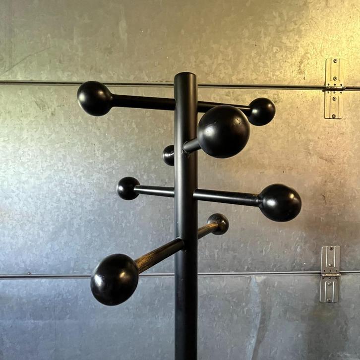 OPRUIMING  staande zwarte kapstok houten bollen jaren 60 70, Huis en Inrichting, Woonaccessoires | Kapstokken, Gebruikt, Staande kapstok