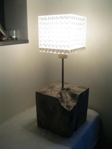 Tafellamp met vintage lampkap en teak voet beschikbaar voor biedingen