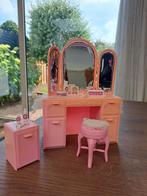 Vintage Barbie 90's - Living Pretty Vanity & Nightstand, Verzamelen, Poppen, Ophalen of Verzenden, Gebruikt, Kleertjes