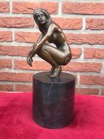 elegant hurkend naakt, brons en marmer, Ophalen of Verzenden