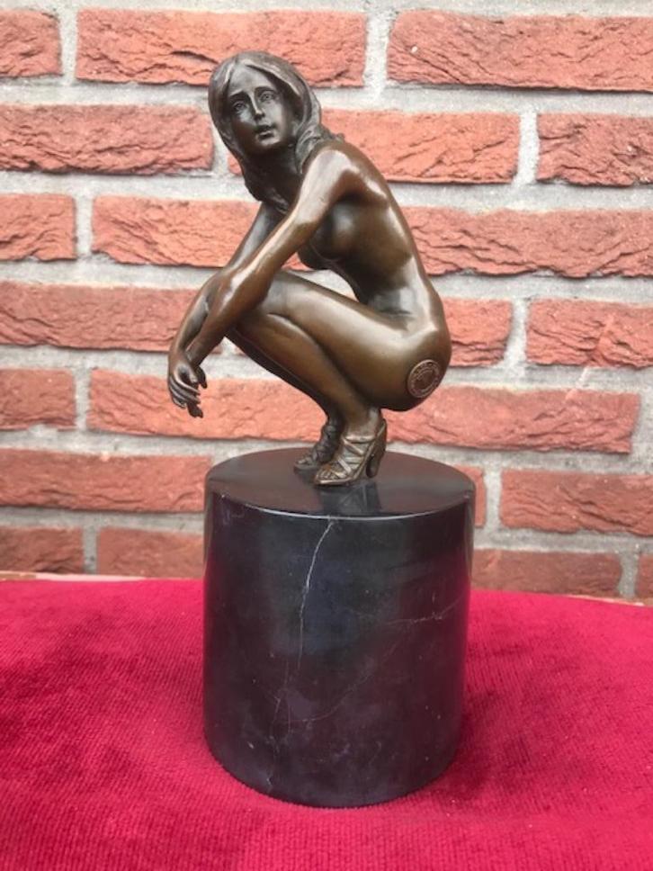 elegant hurkend naakt, brons en marmer, Antiek en Kunst, Kunst | Beelden en Houtsnijwerken, Ophalen of Verzenden