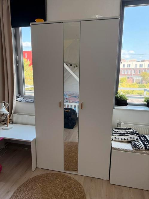 Te koop: IKEA VIHALS Kledingkast 2 deuren 105x57x200 cm Wit, Huis en Inrichting, Kasten | Kledingkasten, Zo goed als nieuw, 200 cm of meer