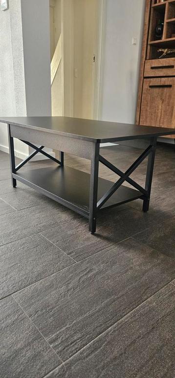Zwarte salontafel beschikbaar voor biedingen