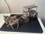 Handgemaakt Indonesisch miniatuur rijtuig met paarden, Ophalen
