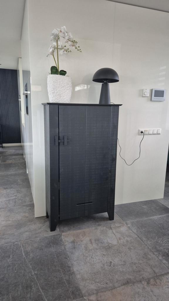 Houten kast met deur.  Nog geen jaar oud. Wegens verandering, Huis en Inrichting, Kasten | Kledingkasten, Gebruikt, 100 tot 150 cm