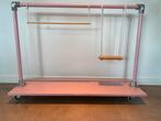 Leuk roze poppen kledingrek met schommel, Ophalen, Gebruikt, Babypop