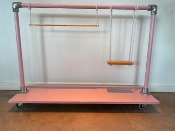Leuk roze poppen kledingrek met schommel beschikbaar voor biedingen