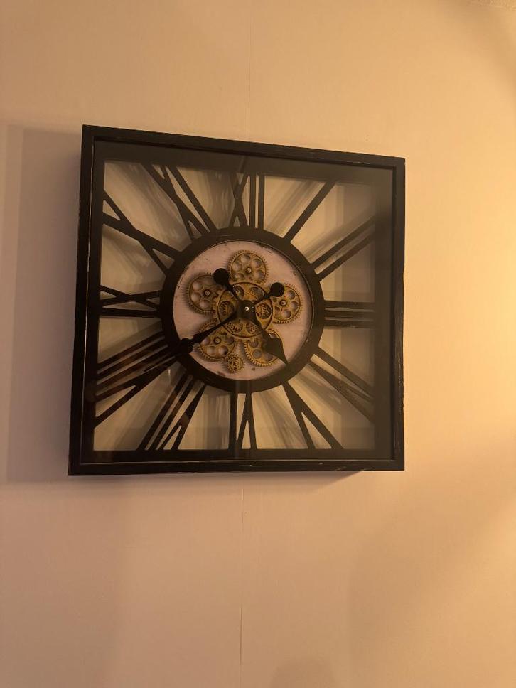 Vierkante wandklok met tandwielen, Huis en Inrichting, Woonaccessoires | Klokken, Zo goed als nieuw, Wandklok, Analoog, Ophalen