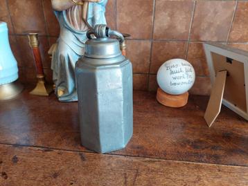 Tinnen waterkruik met schroefdop / 23,5 centimeter beschikbaar voor biedingen