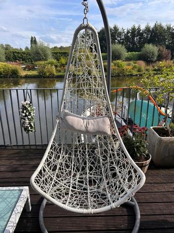 Witte hangstoel met grijs frame – Intratuin beschikbaar voor biedingen