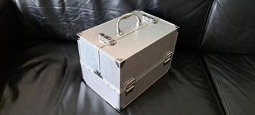 te koop metalen zilverkleurig beautycases 25 x 17 x 17 cm beschikbaar voor biedingen