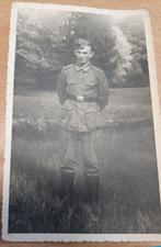 Foto van een Duitse Weermacht soldaat uit Ww2, Verzamelen, Militaria | Tweede Wereldoorlog, Verzenden, Landmacht, Duitsland, Foto of Poster