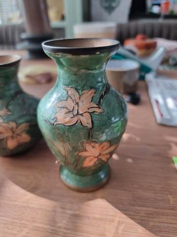 2 mooie  oude vaasjes handbeschilderd  beschikbaar voor biedingen