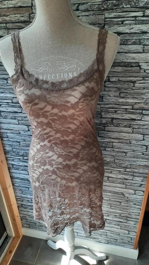 Taupe kleurige kanten transparant jurkje M, Kleding | Dames, Pyjama's, Gedragen, Maat 38/40 (M), Ophalen of Verzenden